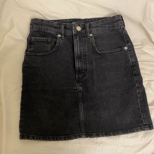 Kjol - Denna snygga zara kjol i storlek 36, använt en gång. Den är lite liten i storleken och kort