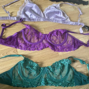 Vackra spets bh:ar utan bygel  - Säljer dessa super vackra spets bh:ar utan bygel. Bekväma att ha på sig. 1=30 kronor alla =75 alla i stl L förutom den ljuslila i M💜 aldrig använda!