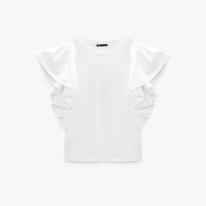 Topp - Jättefin volang t-shirt från zara. Säljs för att den aldrig kommer till användning 🌸