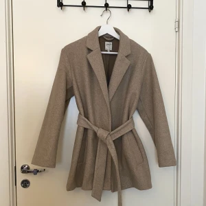Kappa från Only - Säljer denna fina kappa från Only då den inte kommer till användning. Perfekt nu till hösten. Helt i nyskick! Ord pris 539kr. Skriv för mer info/bilder 🤍