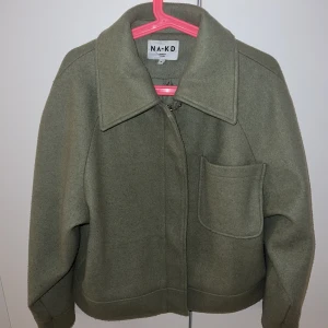 Jacka - Jättefin och trendig jacka från NA-KD⚡️Säljer pga ingen användning⚡️ Perfekt till våren!!