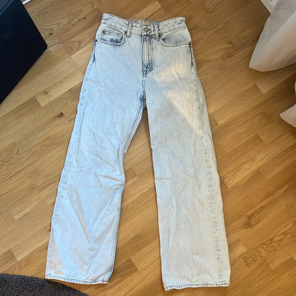 Fina jeans som tyvärr blivit för små. . Jeans & Byxor.