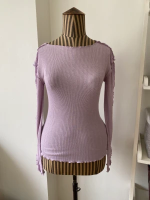 Syrenlila topp med volang - Skön topp från Lindex. Härlig syrenlila färg.