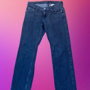 Low waist weekday jeans - Superfina low waist jeans från weekday. Modellen heter Arrow Low straight jeans, och färgen är mörkgrå. Fina i passformen men aningen stora på mig så därför jag säljer dem. Är i väldigt gott skick.