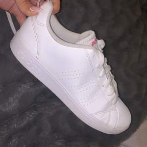 Adidas skor i rosa detaljer, storlek 39💕