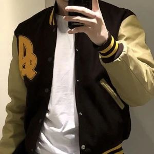 Varsity Jacka - Perfekt jacka till våren, riktigt snygg. Bra skick