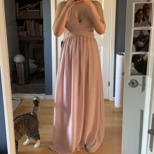 Balklänning  - Rosa balklänning i stl 38. Så fin skurning och rygg🥰 Nypris 899kr