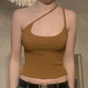 Linne - Ett orange beiget linne i frotté material som går att ha på olika sätt