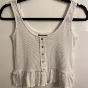 Vit topp - Vit topp med volang. Säljer även i marinblå