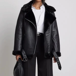 PU-JACKA - Populär jacka från Nakd som tyvärr inte kommer till användning. Passar strl mellan xs-l💛