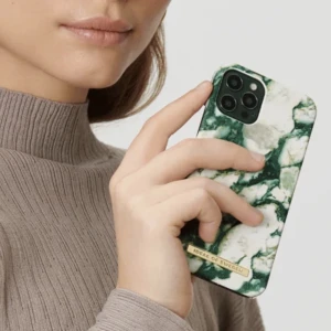 Mobilskal  - Ett jättefint helt nytt mobilskal från ideal of Sweden i grön marmor. Är för iPhone 11 PRO MAX/XS MAX som det står på bild 2. Endast testad, kartongen har jag slängt. Jag har själv en iPhone XS MAX, men skalet har inte kommit till användning. 