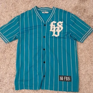 Blå tshirt - ✨Bra skick✨, använd 1 gång