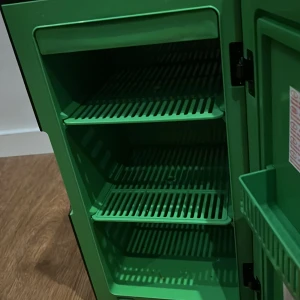 Mini kylskåp till folk som vill ha det  - Dom som e sugna kontakta mig i dm  Kylskåpet blir kall jätte snabbt när man väl sätter på den och den e inte komplicerad till skillnad från dom andra mini kylskåpen 