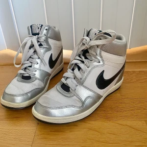 Nike skor - Säljer så dom inte används längre🤍Dom har klack i som märket Isabel marant. Tror inte dom är äkta! Dom svarta detaljerna har glitter i samt kanten på snöret🤍(pris kan diskuteras)