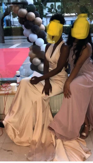 Fest klänning - Den är elegant och kostar mindre nu alltså 1000kr bara  Har bara använt den en gång 