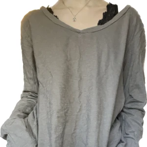 Tröja - En fin, tunn, brun tröja som är brett v-ringad och ganska lång i modellen💓Köpt secondhand. Kontakta mig innan köp! :)