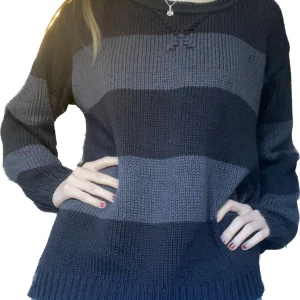 Stickad Tröja - Säljer denna coola, randiga tröja köpt secondhand💓 Kontakta mig innan köp! :)