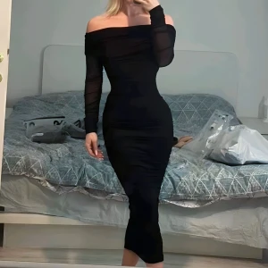 festklänning  - (LÅNAD BILD) festklänning från SHEIN. använt bara en gång.