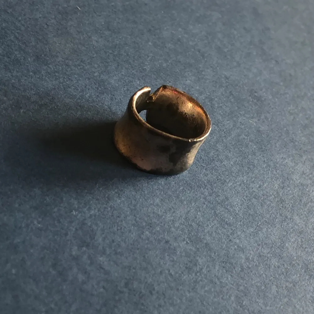 Antik silver ring! Söt till en vintage outfit🧳säljer för 20kr + frakt. Accessoarer.