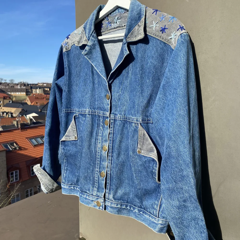☀️ Vintage jeansjacka från Sunset Blues med broderade blommor och härliga 80-tals fickor. Lapp för storlek saknas men skulle uppskatta storlek M ☀️. Takit.