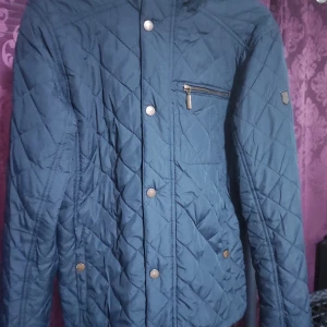 Fin och bekväm jacka  - Lätt, fin och bekväm jacka som passar perfekt året runt.