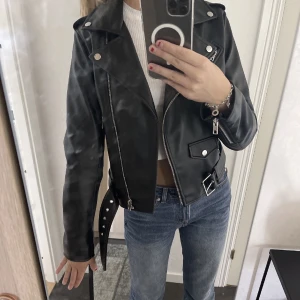 Skinnjacka Zara  - Snygg skinnjacka från Zara! Fint skick, köpt från plick men använder inte längre 🤝🏽🫶🏼  Pris går att diskutera vid snabb affär 😊