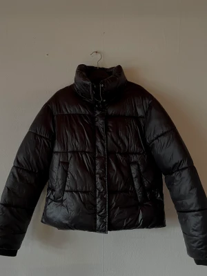 Svart puffer jacket - Säljer en svart puffer jacket från Nelly, strl 38. Använd några enstaka gånger bara. Nypris 699 kr 
