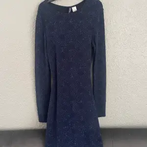En marinblå glittrig klänning som bara har kommit till användning en gång💕