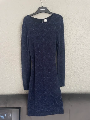 En glittrig klänning - En marinblå glittrig klänning som bara har kommit till användning en gång💕