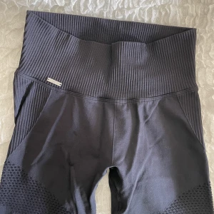 Träningstights - Ett par SVIN SNYGGA träningstights från Aimn. Endast använda 1 gång och sitter så snyggt åt kroppen!