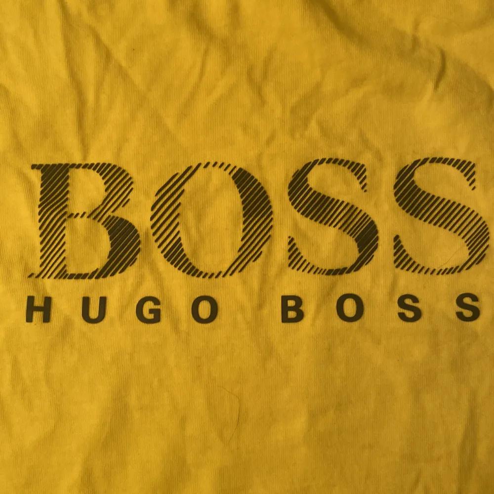 hugo boss t-shirt storlek 162 i ungdomskläder köparen står för frakten. T-shirts.
