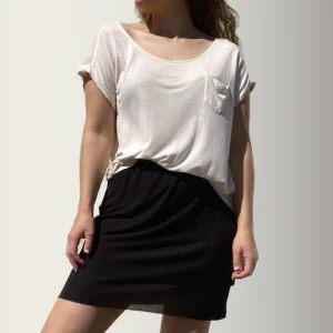 Oversized topp - Topp/Tunika från Vero Moda i lite oversized modell smed bred urringning och tunnare, chiffongtyg baktill, se bild två. Säljer då den inte kommer till användning. Använd men i fint skick! Nypris 229:-