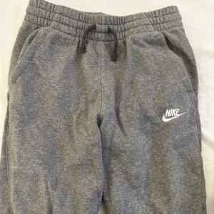 Gråa Nike mjukisbyxor - Säljer nu mina favvo mjukisbyxor för att de blivit för små. Strolek XL junior alltså ungefär strolek xs på dam, skulle också säga att de passar  någon med S. Köpt på Nikes hemsida.