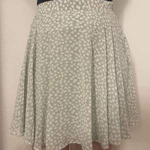 Somrig kjol från NA-KD (reborn)🌿 Storlek: 40 Nypris: 249kr