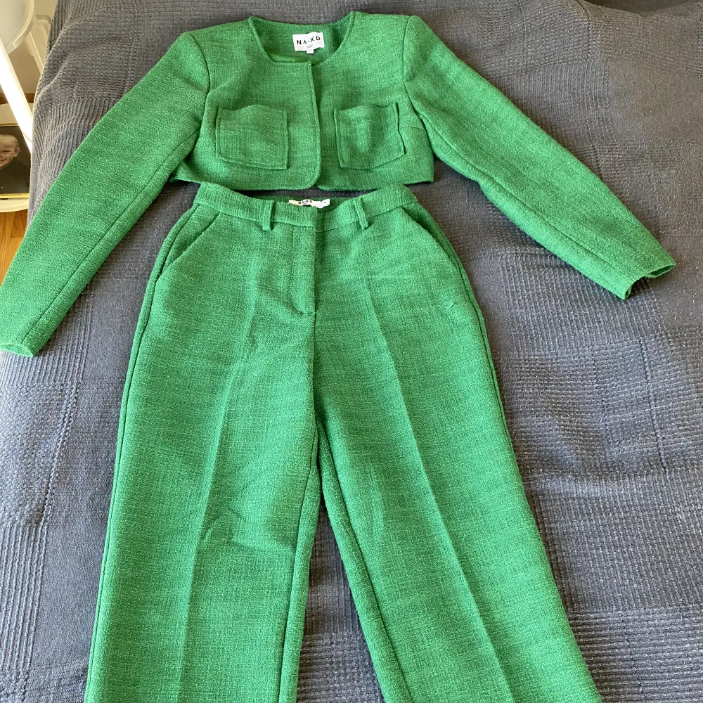 Superfin grön kostymdress för dam från NA-KD.  Jättefin nu till våren, eller till exempel bröllop och dop!  Säljes på grund av att den är för stor.  Endast använd en gång, nypris var 1000 kr, säljes för 500 eller bud! 😊. Kostymer.