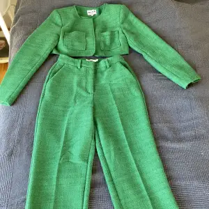 Superfin grön kostymdress för dam från NA-KD.  Jättefin nu till våren, eller till exempel bröllop och dop!  Säljes på grund av att den är för stor.  Endast använd en gång, nypris var 1000 kr, säljes för 500 eller bud! 😊