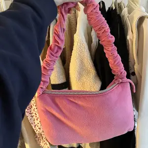 Rosa frotté väska som är helt oanvänd! 🤍 från bershka! Använd gärna köp nu❣️ perfekt sommarväska & att ha till stranden 💓