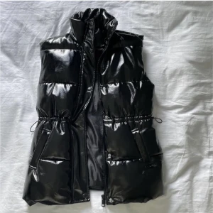 Svart väst - Snygg svart väst perfekt till våren! Oversized modell, använd fåtal gånger så i nytt skick❣️
