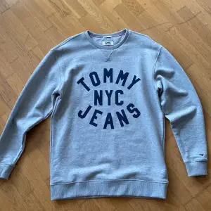 Tommy jeans/hilfiger sweatshirt.  Storleken är S men är en relaxed fit så skulle säga att den sitter mer som en stor Medium/Medium. Använd ett fåtal gånger och skadefri och fläckfri. Riktigt nyskick. 