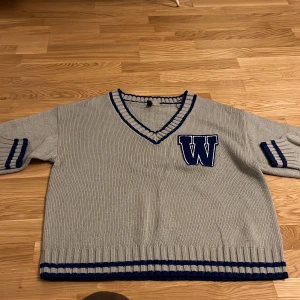 sweater - v neck kontakta om du är intresserad!