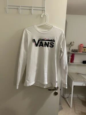 Vans tröja - Säljer den här super fina vans tröjan. Säljer då det inte är min stil längre. Använd ca 3-5 gånger så nästan i nyskick. Öppen för prisförslag💖skriv gärna om du vill ha fler bilder