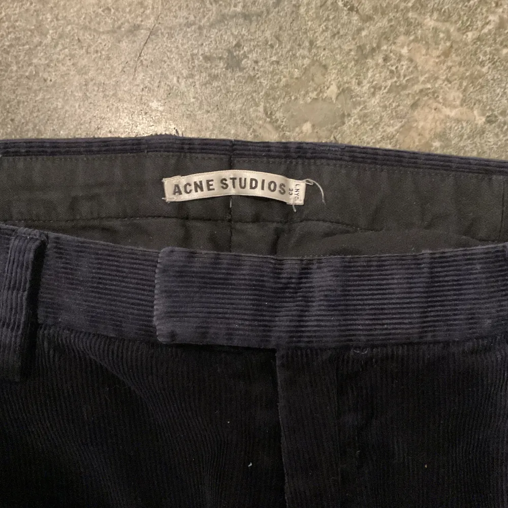 Acne studios mörkblå manchesterbyxa. Strlk 48. Är ish 190cm. Jeans & Byxor.