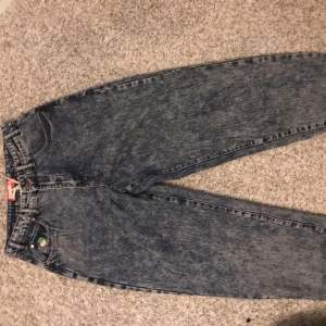 🟥Butter goods jeans santousso använda ungefär 3 gånger jätte sköna och baggy🟥köpare står för kostnader av frakt meddela för mer bilder. Priset kan eventuellt sänkas🟥