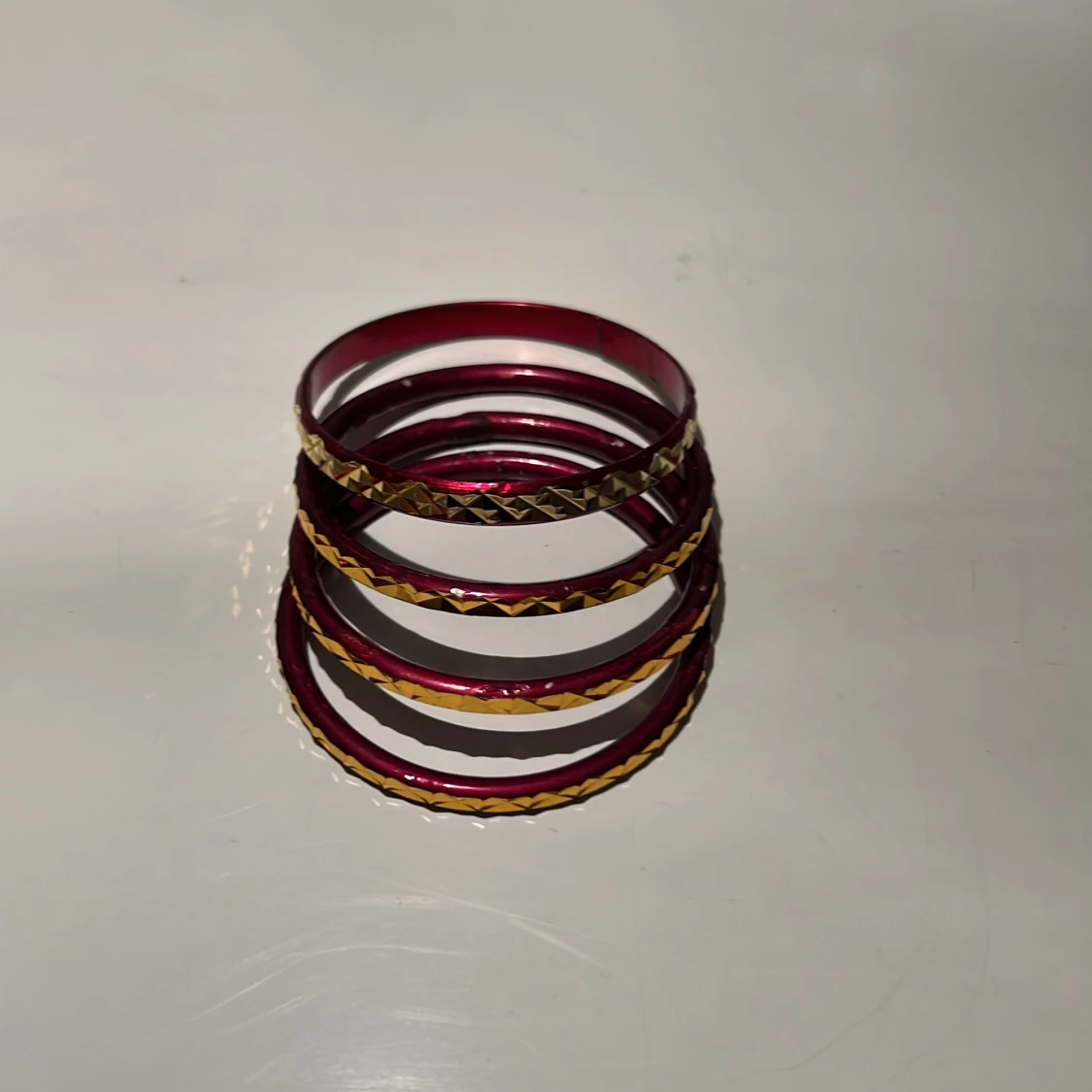 Armband i guld & vinrött. 