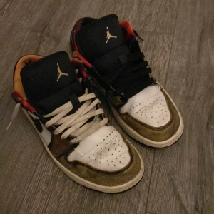 Jordan 1 low - De här Jordans har använts i ungefär 4 månader och nu säljer jag de.