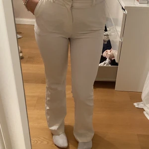 Vita kostymbyxor!! - Otroligt fina vita kostymbyxor ifrån bikbok som aldrig kommer till användning, köptes här på plick. Skriv privat för frågor eller fler bilder!! Möts upp i centrala Uppsala eller så står köparen för frakten!!❤️🌸