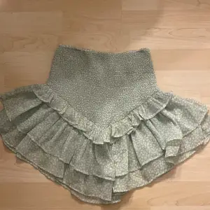 Jätte fin kjol som tyvärr blivit för liten, använd men i fint skick 