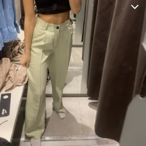 Kostymbyxor  - Kostymbyxor i tunt material, köpta på zara och bara använda ett fåtal gånger. Långa i benen! 