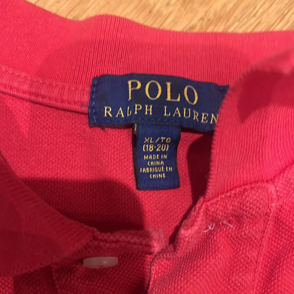 Röd Ralph lauren piké som är i gott skick som knappt har används.  . T-shirts.