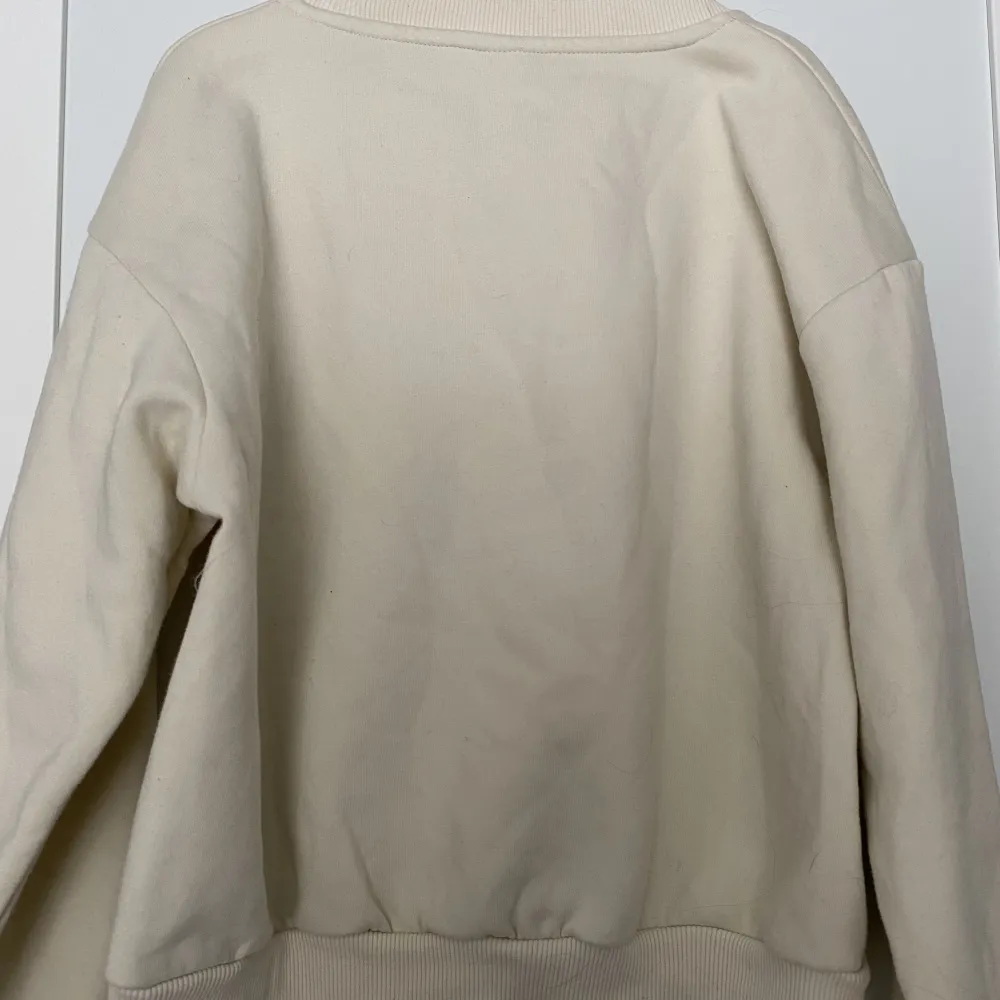 Sweatshirten är köpt på Lindex och är bara använd 1 gång. Den är därför fortfarande mjuk och gosig på insidan. (Se bild 3) Den är i storlek 134/140 och säljs pågrund av att inte blivit använd. Den är i mycket bra skick och är ren och fin!!💗Köpt för 250 Kr. Tröjor & Koftor.